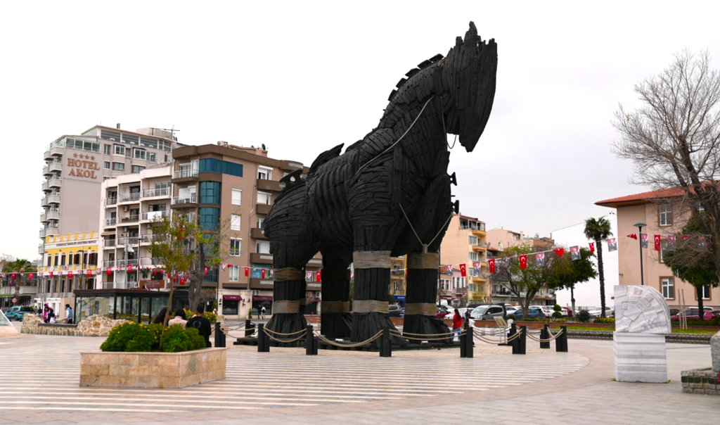 A large black statue of the Trojan horse in Çanakkale, Türkiye.